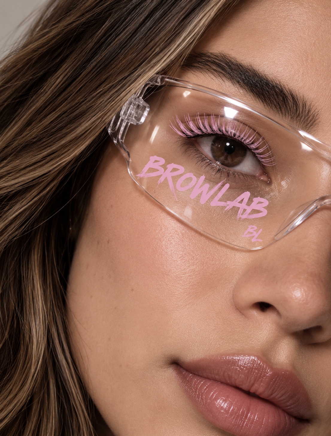Close-up de una mirada BROW LAB con cejas definidas y pestañas rosadas